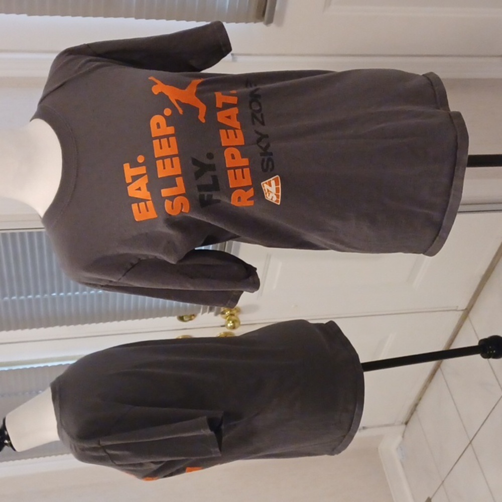 4/$40 Gray & Orange Tee - Size Small